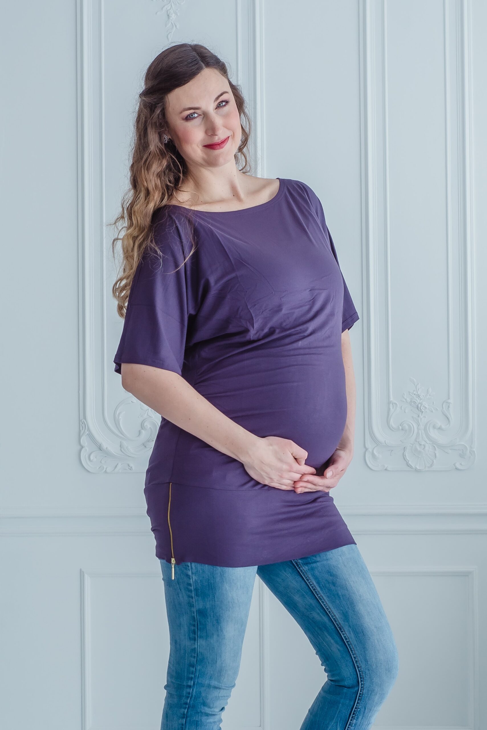 Lapseootel naine lillas tuunikas