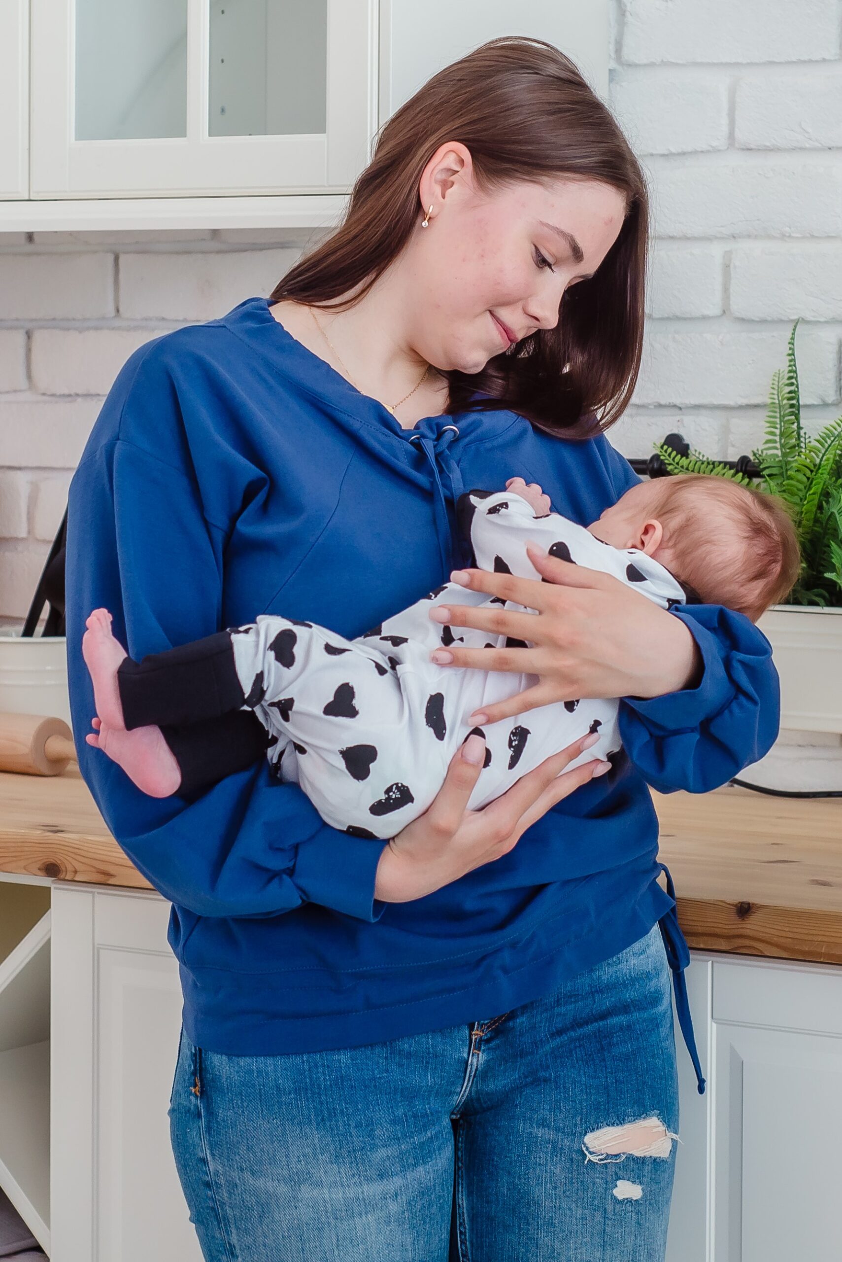 Imetav ema imetamispusaga ja beebi lukuga tudukombega