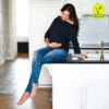 rasedateksadega naine köögis