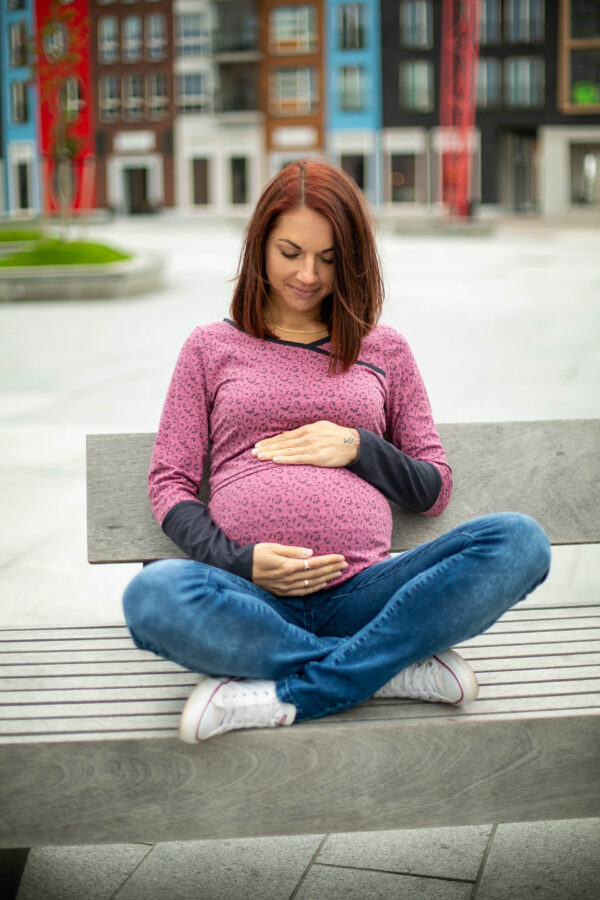 Pregnancy and breastfeeding blouse in pink.