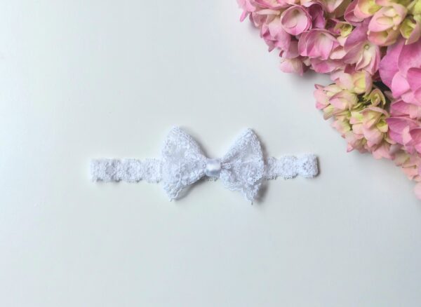 luksuslik lumivalge pitspeapael lipsukesega vastsündinule beebile lapsele. Lace headband for newborn.